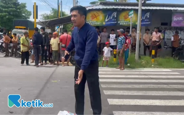 Thumbnail Berita - Kecelakaan Dump Truck vs Motor di Perempatan JLS Sampang, 1 Orang Tewas