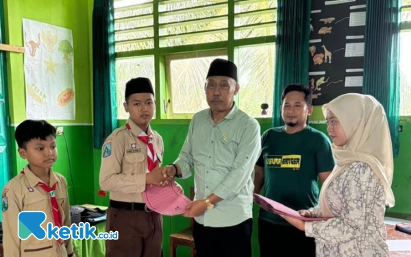 Thumbnail Berita - Wakil Ketua DPRD Trenggalek M Hadi Beri Hadiah Siswa Berprestasi