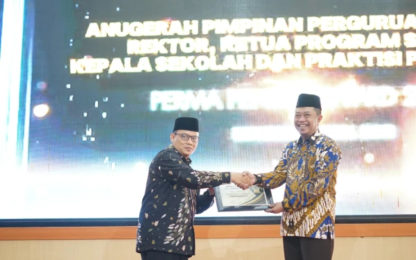 Thumbnail Berita - Rektor UNUJA KH Abdul Hamid Wahid Raih Anugerah Kiai Penggerak Perubahan