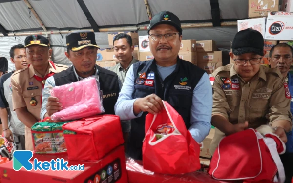 Thumbnail Berita - Sambangi Banjir di Jombang, Mensos Beri Bantuan Ratusan Juta hingga Janji Perbaiki Rumah