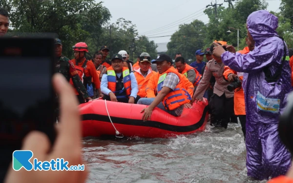 Thumbnail Berita - [Berita Foto] Perahu Karet Merah Mensos Gus Ipul Terjang Banjir Kesamben Jombang