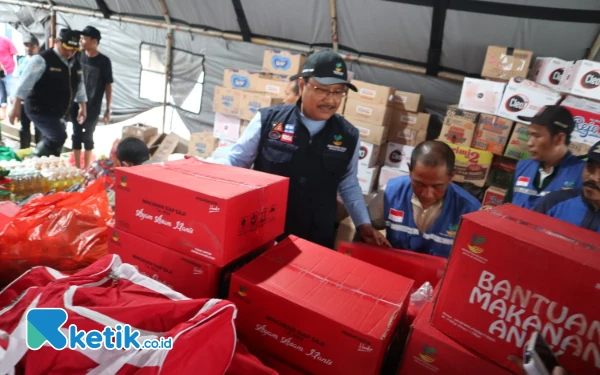 Thumbnail Selain bantuan logistik dan kebutuhan para pengungsi warga Dusun Beluk, Desa Jombok dan warga Dusun Kedondong, Desa Blimbing, Gus Ipul juga berjanji untuk memberikan bantuan bagi rumah warga yang rusak akibat banjir. (Foto: Karimatul Maslahah/Ketik.co.id)