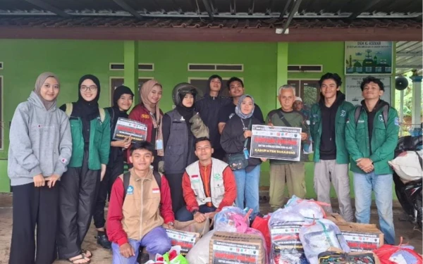 Thumbnail Penyaluran bantuan di Desa Mekarsari, Kecamatan Sagaranten, Kabupaten Sukabumi di titik lokasi viral mobil terbawa arus (14/12/2024) (Foto: JBZ Kota Sukabumi for Ketik.co.id)