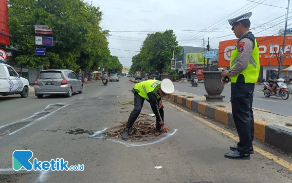 Thumbnail Berita - Awas! Jalan Pantura Situbondo Berlubang, Polisi Beri Tanda