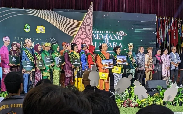 Thumbnail Sebanyak 52 peserta dari perwakilan kabupaten dan kota se-Jawa Barat telah mengikuti sejumlah kegiatan mulai dari pembelajaran public speaking, pakem Mojang Jajaka, presentasi social project, interview, hingga unjuk kabisa (Foto: Instagram @masmbakjateng)