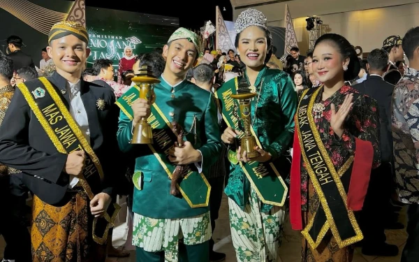 Thumbnail Kompetisi Mojang Jajaka ini bertujuan untuk mencari generasi muda yang mumpuni, berprestasi, berwawasan luas, dan mampu mempromosikan kekayaan budaya, tradisi, UMKM serta pariwisata di Provinsi Jawa Barat (Foto: Instagram @masmbakjateng)