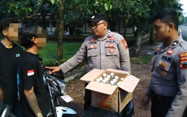 Thumbnail Berita - Polres Pekalongan Amankan Puluhan Botol Ciu dan Arak yang Hendak Dijual di Konser Musik