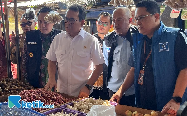 Thumbnail Berita - Sambangi Pasar Madyopuro Kota Malang, Mendag Budi Santoso Pastikan Harga Bahan Pokok Stabil