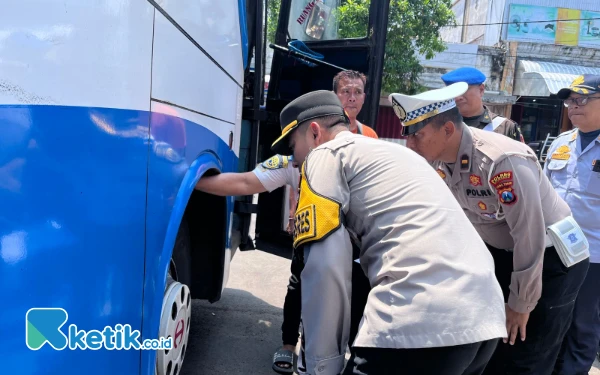 Thumbnail Berita - Jelang Natura, Polres Situbondo dan Petugas Gabungan Periksa Kelayakan Bus