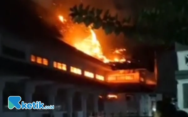 Thumbnail Berita - Gedung DPRD Kabupaten Pekalongan Diamuk Si Jago Merah, 3 Ruangan Terbakar