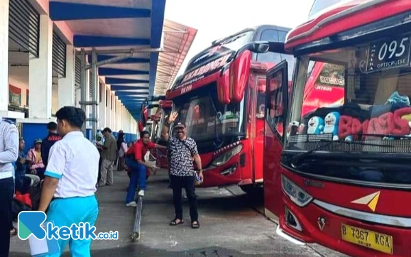 Thumbnail Berita - Libur Nataru 2024: Arus Mudik di Terminal Tipe A Pacitan Merangkak Naik