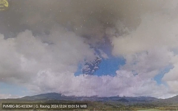 Thumbnail Berita - Erupsi Gunung Raung, Hujan Abu Menimpa Empat Desa di Bondowoso