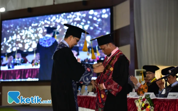 Thumbnail Berita - Tangis Haru Rektor UTM Prof Safi' saat Dikukuhkan sebagai Guru Besar Bidang Hukum Perundang -undangan