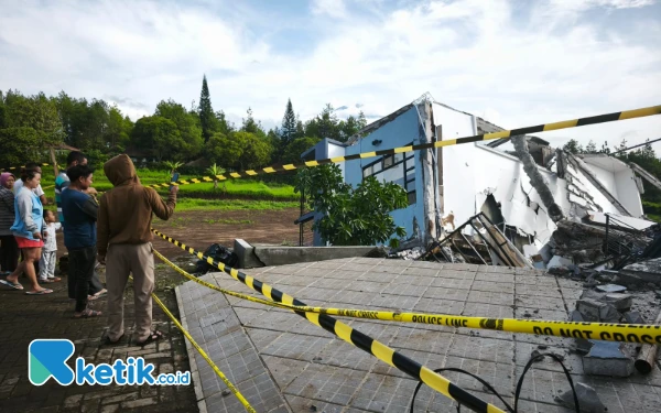 Thumbnail Warga menyaksikan villa ambruk di Desa Oro Oro Ombo Kota Batu. (Foto: Sholeh/Ketik.co.id)