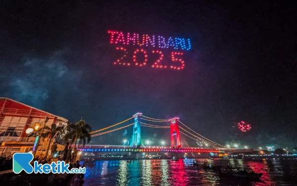 Foto Pentas drone di langit Sungai Musi menjelang tahun baru 2025. Formasi bertuliskan 