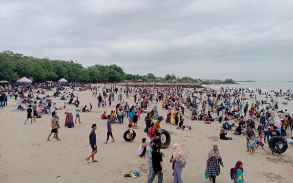 Thumbnail Berita - Wisata Pasir Putih Dalegan Gresik Diserbu Pengunjung dari Berbagai Daerah