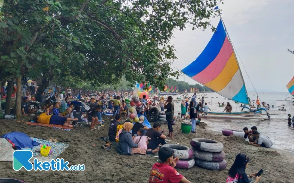 Thumbnail Berita - Libur Tahun Baru 2025, PKL dan Jasa Penyewaan di Pantai Pasir Putih Situbondo Panen Rezeki