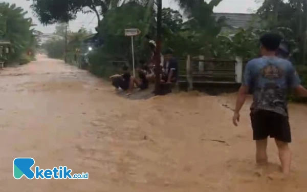 Thumbnail Berita - Jalanan Dua Dusun di Pacitan Terendam Banjir, Parit Tak Kuat Tampung Hujan