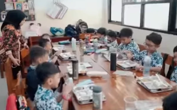 Thumbnail Berita - Program Makan Bergizi Gratis Dimulai, 190 Dapur Siap Layani 3 Juta Penerima Manfaat