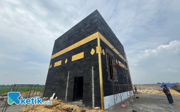 Thumbnail Penampakan Bangunan Replika ka'bah dari Sisi Timur di Dusun Jiken, Desa Taman, Kecamatan Jrengik, Kabupaten Sampang, Madura, Jawa Timur (Foto: Mat Jusi/Ketik.co.id).