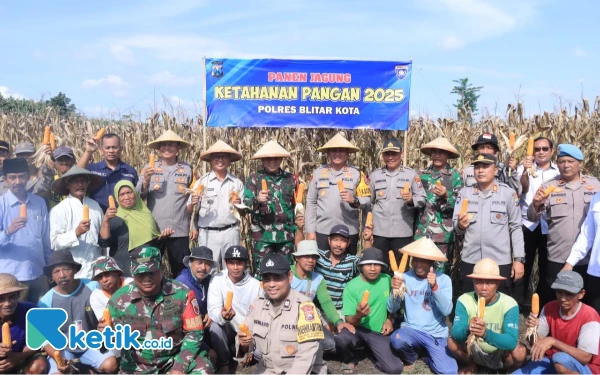 Thumbnail Berita - Kapolres Blitar Kota Pimpin Panen Raya Jagung Program Ketahanan Pangan