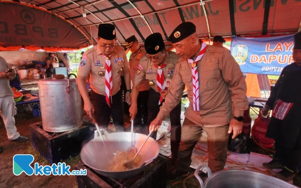 Thumbnail Berita - Makan Bergizi Gratis Pramuka Jatim: Gotong Royong Masak hingga Distribusi 12 Ribu Pak di Jember