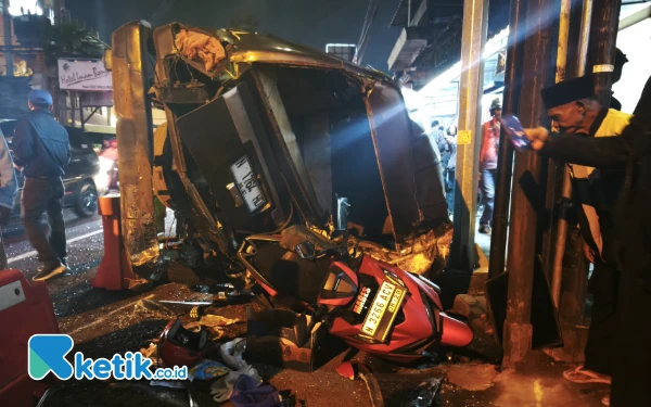 Thumbnail Kondisi mobil dan sepeda motor yang ditabrak bus pariwisata dalam kecelakaan beruntun di  Kota Batu. (Foto: Sholeh/Ketik.co.id)