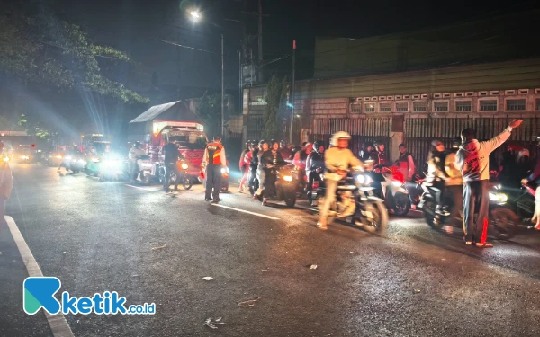 Thumbnail Kondisi lalulintas di jl Ir Soekarno Kota Batu TKP Bus Pariwisata mengalami kecelakaan beruntun. (Foto: Sholeh/ketik.co.id)