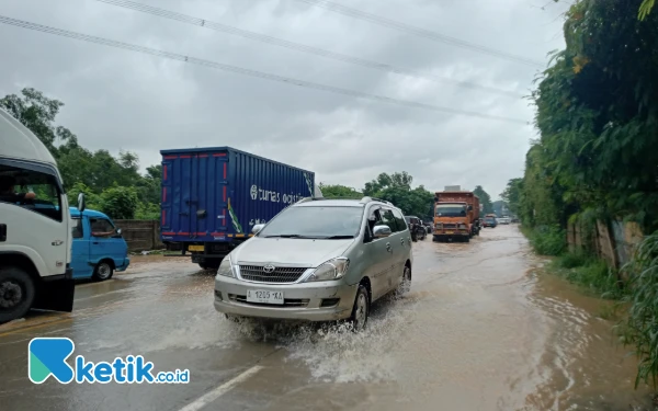 Thumbnail Berita - Jalan Raya Serang-Cilegon Terdampak Banjir, Lalu Lintas Tersendat