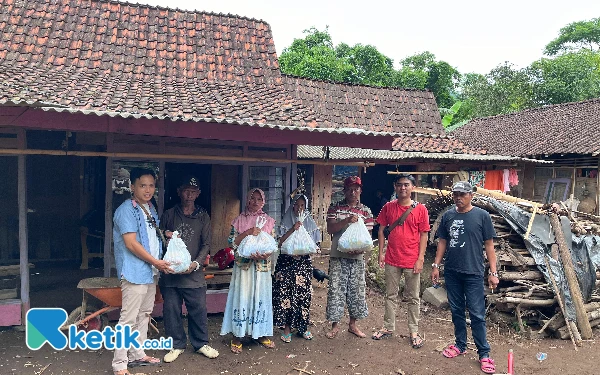 Thumbnail Berita - Peduli Korban Banjir Gunungsari Maesan, PWI Bondowoso Berbagi Sembako