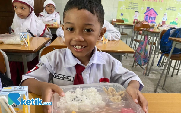 Thumbnail Berita - Gibran Tak Selera Makan di Acara Makan Bergizi Gratis Perdana di Surabaya