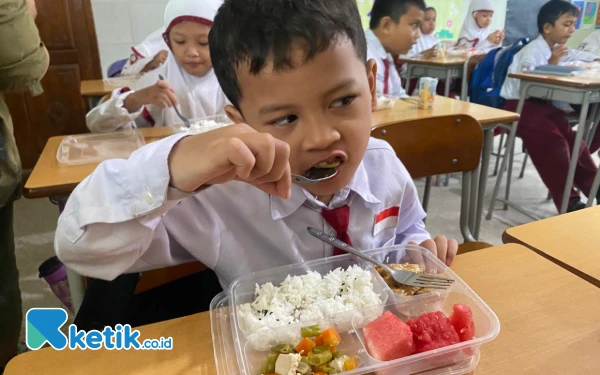 Thumbnail Berita - Siswa SD Taquma Jemursari Surabaya Antusias Menikmati Makan Bergizi Gratis