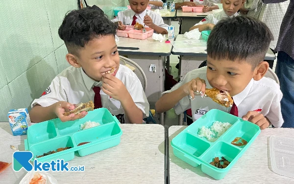 Thumbnail Berita - Reaksi Anak-anak SDN Lowokwaru 3 Dapat Makan Bergizi Gratis, Ada yang Minta Kerang Hijau