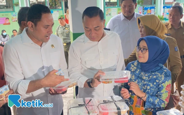 Thumbnail Berita - MBG Perdana Surabaya Gunakan Mika Plastik, Wakil Ketua DPRD Surabaya: Pasokan Pusat Belum Turun