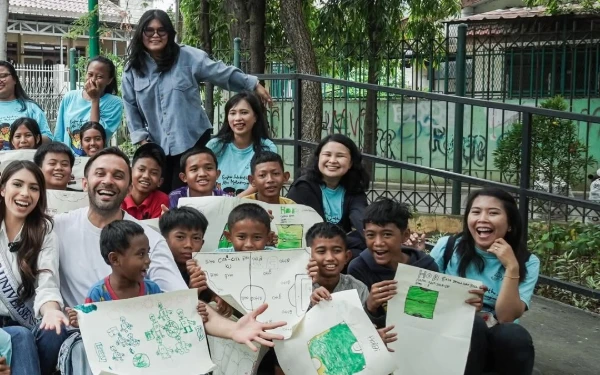 Thumbnail Dalam kegiatan tersebut, Clara Shafira bercengkarama dengan anak-anak sharing session perihal cita-cita dan mimpi serta aktivitas menggambar (Foto: @missuniverseindonesia2024)