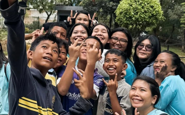 Thumbnail Momen Miss Universe Indonesia 2024, Clara Shafira foto selfie bersama anak-anak komunitas di Cengkareng, Jakarta (Foto: @missuniverseindonesia2024)