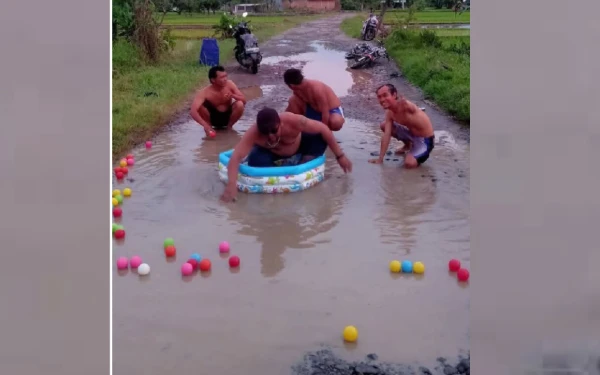 Thumbnail Berita - Sindir Pemerintah, Warga Desa Kendalsari Pemalang Berenang di Tengah Jalan Rusak, Ini Respons Pak Kades