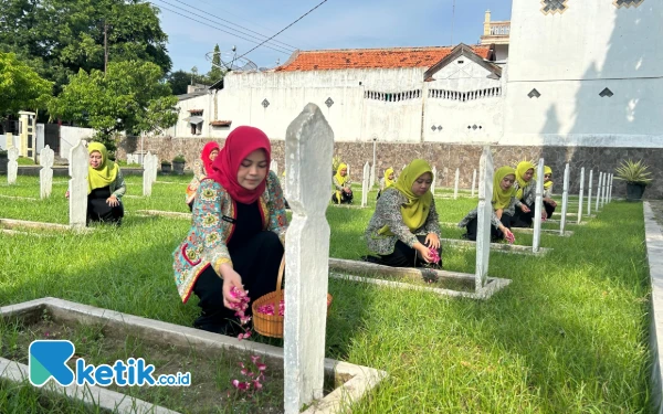 Thumbnail Berita - Peringati HUT ke-21, Pipas Cabang Rutan Situbondo Laksanakan Ziarah dan Tabur Bunga di Taman Makam Pahlawan