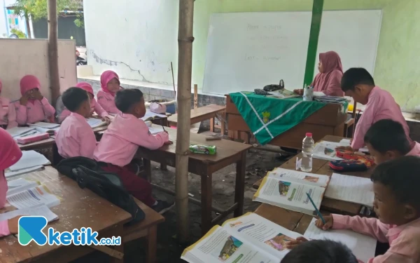 Thumbnail Berita - Bangunan Rusak Parah, Siswa SDN di Sampang Belajar di Tempat Parkir