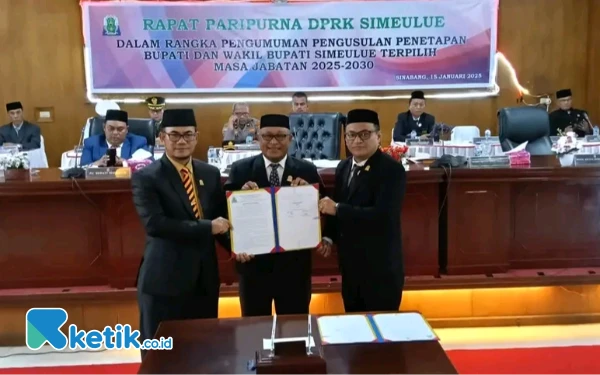 Thumbnail Berita - DPRK Simeulue Tetapkan Pasangan  M Nasrun Mikaris dan Nusar Amin sebagai Bupati dan Wakil Bupati Terpilih