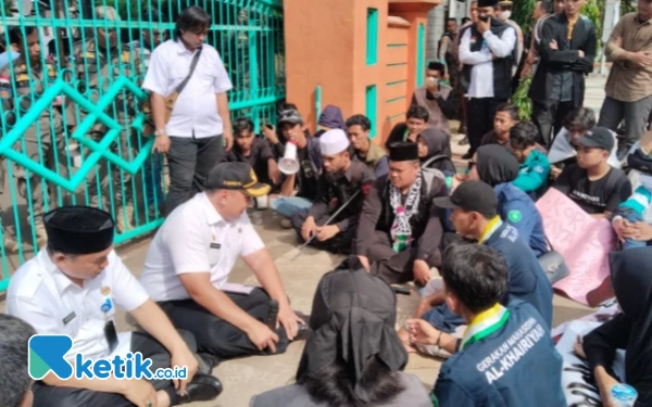 Thumbnail Berita - Kembali Didemo, Pemkot Cilegon Tegaskan Komitmen Bayarkan Honor Tertunggak Guru Madrasah