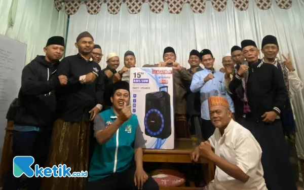 Thumbnail Berita - Anggota FPKB DPRD Kabupaten Bandung Serahkan Bantuan Speaker untuk MWC NU Cangkuang