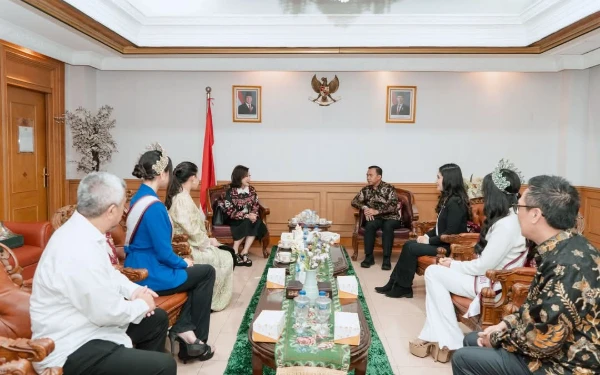 Thumbnail Dalam agenda tersebut hadir Ketua Dewan Penasehat Yayasan Puteri Indonesia Putri K Wardani, didampingi Anjani Kusuma dan Angkasa Mega serta Puteri Indonesia Lingkungan 2024 Sophie Kirana, dan Puteri Indonesia Pendidikan dan Kebudayaan 2024 Melati Tedja (Foto: Instagram @puteriindonesia)