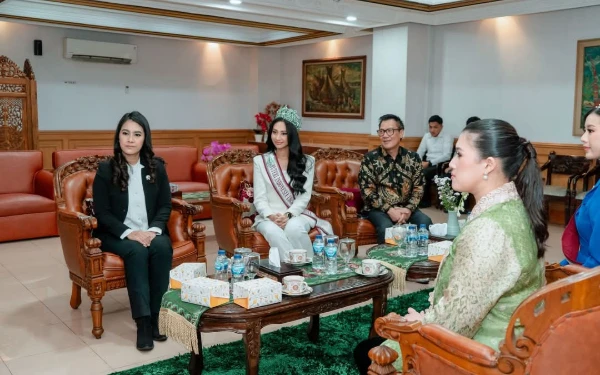 Thumbnail Selain itu, disepakati pula peran para finalis Puteri Indonesia 2025 sebagai Duta BKKBN, yang diharapkan dapat memperluas edukasi dan kesadaran masyarakat terkait isu stunting guna menghasilkan manusia yang berkualitas menuju Indonesia Emas tahun 2045 (Foto: Instagram @puteriindonesia)