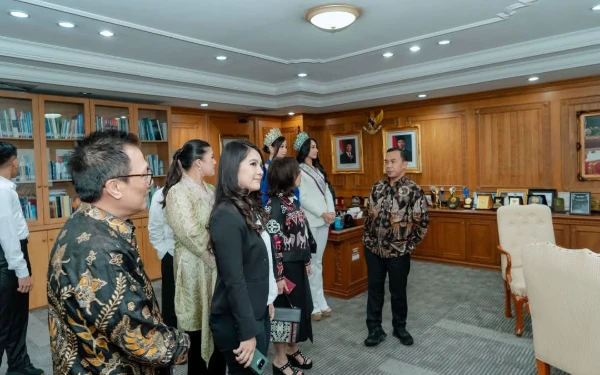 Thumbnail Dalam pelaksanaan audiensi tersebut Yayasan Puteri Indonesia diterima Menteri BKKBN, Dr. H. Wihaji, S.Ag., M.Pd., dan Wakil Menteri BKKBN, Ratu Ayu Isyana Bagoes Oka, S.Sos., di Kantor Kementerian BKKBN, Jakarta (Foto: Instagram @puteriindonesia)