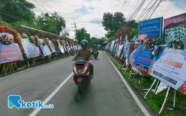 Thumbnail Berita - Ratusan Karangan Bunga Belasungkawa Terpajang di Rumah Duka Ibunda Mahfud MD