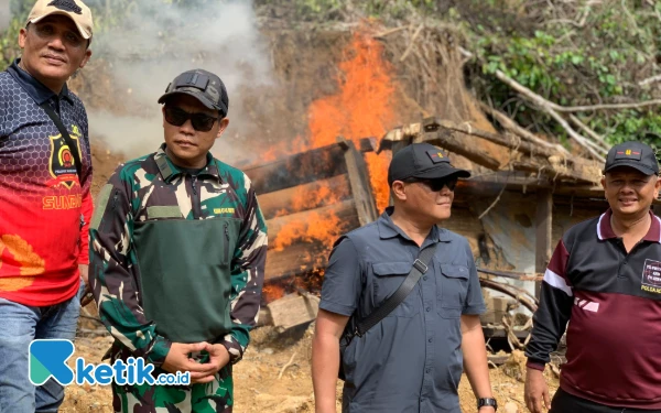 Thumbnail Berita - Polisi Musnahkan Asbuk dan Gubuk Milik Tambang Emas Ilegal di Abdya