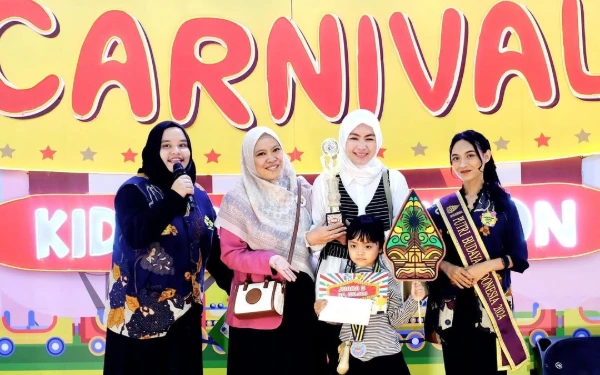 Thumbnail Nikita Julia, peraih selempang Putri Budaya Indonesia Intelegensia 2024, menjadi juri kreasi wayang (Foto: Instagram @nikitanata)