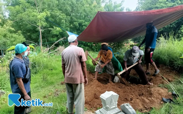 Thumbnail Berita - Identitas Belum Terungkap, Mayat yang Ditemukan di Pantai Camplong Sampang Akhirnya Dimakamkan