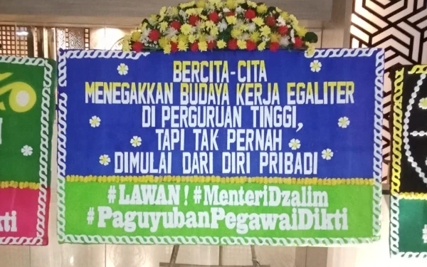 Thumbnail Pegawai Kemendikti menilai Menteri Satryo berlaku tidak adil dan arogan. (Foto: Grup WhatsApp)